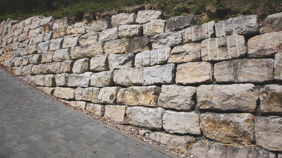 Stützmauer aus Jurakalksteinen