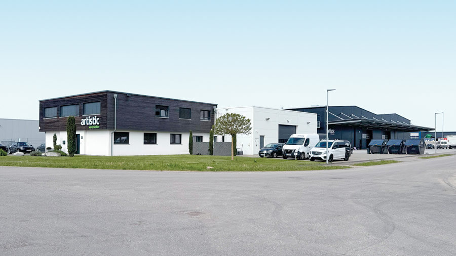 Gesamter Firmensitz mit Büro und Hallen